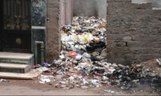 صور.. قارىء يشكو من تراكم القمامة بشارع المغربى فى المنصورة