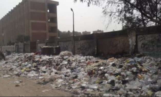تلال القمامة تحاصر مدرسة إعدادية بمدينة قباء فى السلام ومطالب بتطهير المكان