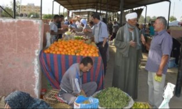 صور.. رئاسة مركز الخارجة توفر خضروات وفاكهة بأسعار مخفضة للمواطنين