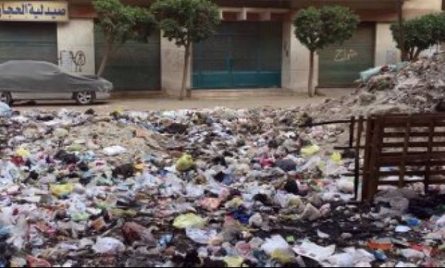 صور.. شكوى من انتشار القمامة بشوارع مدينة بنها فى القليوبية