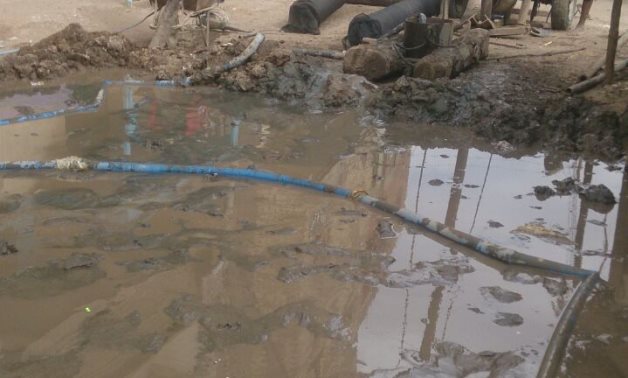 صحافة المواطن.. شكوى من غرق الأسلاك الكهربائية بمياه الصرف الصحى بقرية فى سوهاج