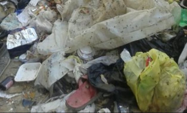 صور.. قارىء يشكو من انتشار القمامة بحى الأربعين فى السويس