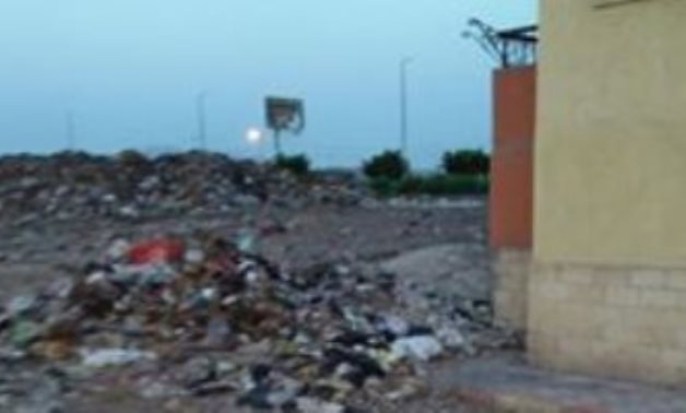 صحافة المواطن.. شكوى من تراكم أكوام القمامة بجوار مستشفى "ههيا"