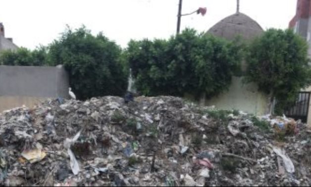 شكوى من القاء القمامة بمدينة أبو كبير وقارئ يطالب بتوقيع الغرامات