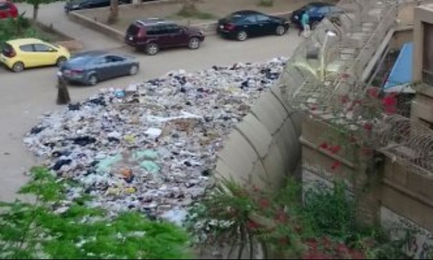 صحافة المواطن.. شكوى من تراكم القمامة فى شارع عباس فريد بأسوان