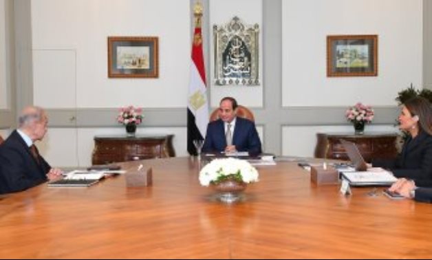 الرئيس السيسي يستعرض جهود تحفيز الاستثمار خلال اجتماعه بشريف إسماعيل وسحر نصر