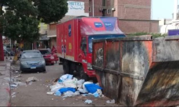 اضبط مخالفة.. انتشار القمامة على سور ديوان محافظة أسوان