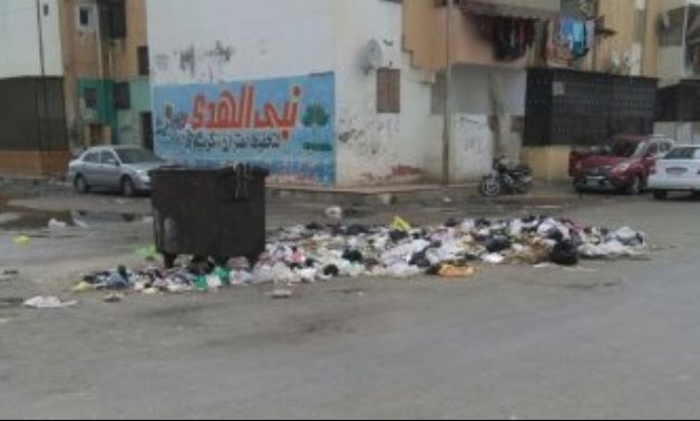 شكوى من تراكم القمامة أمام المنشآت الحكومية فى مركز سيدى سالم بكفر الشيخ