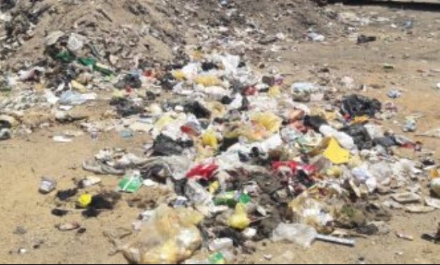 شكوى من تراكم القمامة بجوار محطة مياه مدينة ديروط فى أسيوط