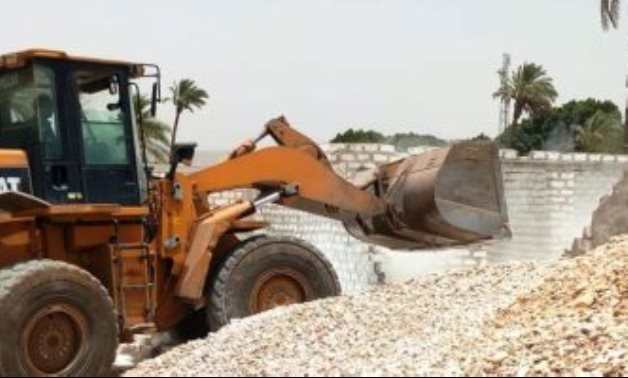 محافظ سوهاج: إزالة 20 حالة تعد على الأراضى الزراعية بقرية الشيخ مكرم