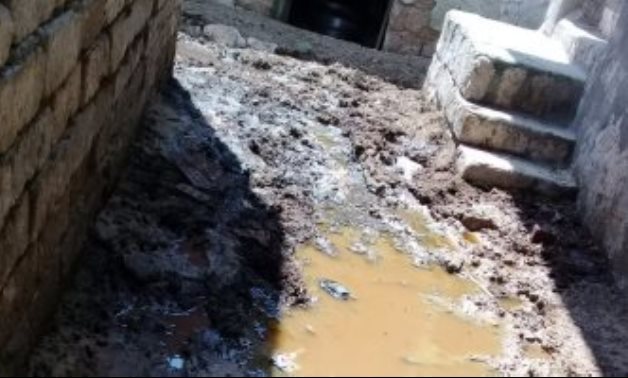 صور.. قارىء يشكو من تسرب مياه أسفل العقارات بقرية طما فى محافظة الفيوم