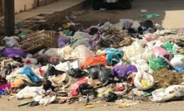صور.. سكان شارع النجدة بدمياط يشكون من تراكم القمامة خلال إجازة عيد الفطر