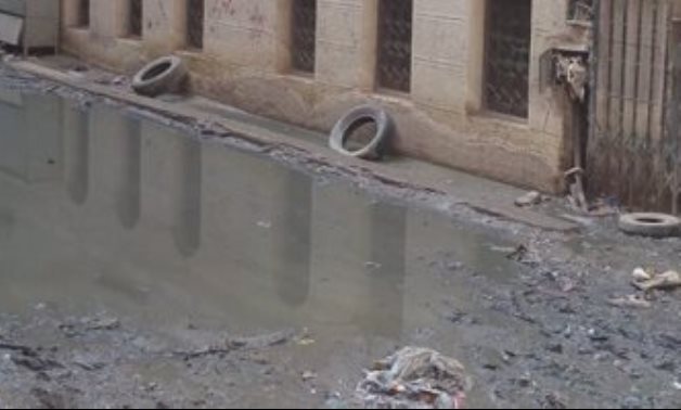 صور.. شكوى من غرق شارع عبد النبى مبروك فى بشتيل بمياه الصرف الصحى