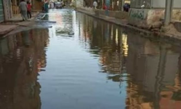 كارثة بيئية..مياه الصرف تغرق شارع طلعت حرب بالمحلة الكبرى ومطالب بصيانة الشبكة