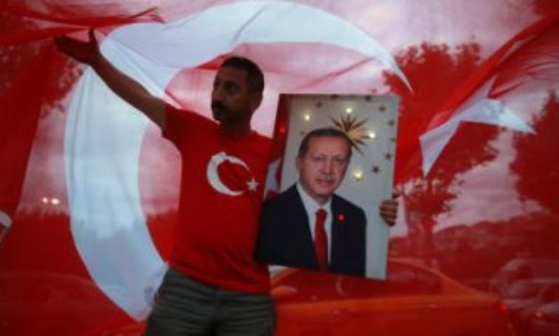 أردوغان ينصب نفسه "نصف إله"