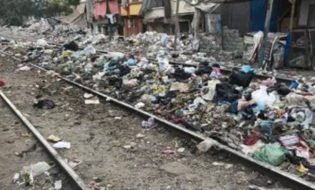 شكوى من تراكم القمامة بخط سكك حديد الحضرة الجديدة فى الإسكندرية