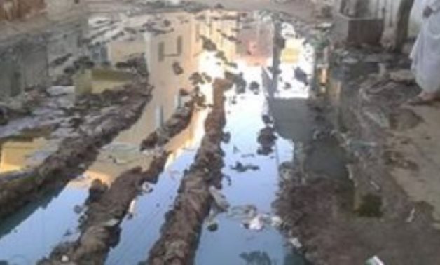 غرق شوارع قرية بهيدة فى الدقهلية بمياه الصرف الصحى.. والأهالى يستغيثون