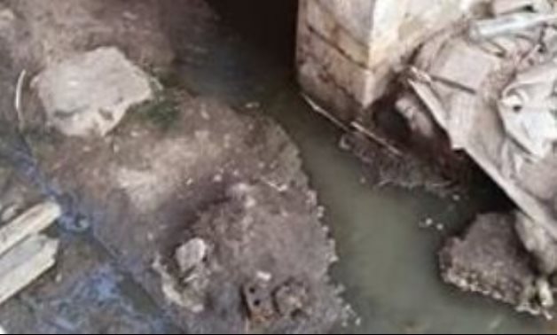 صور.. شوارع قرية بهيده بالدقهلية تغرق فى مياه الصرف الصحى 