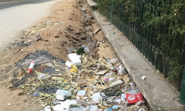 صور.. تكسير رصيف بجوار حديقة الميريلاند وإلقاء القمامة بمصر الجديدة
