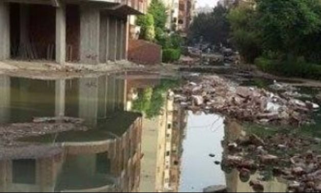 صور.. مياه الصرف تغرق شارع التعاون بالجيزة.. والأهالى يطالبون بصيانة الشبكة