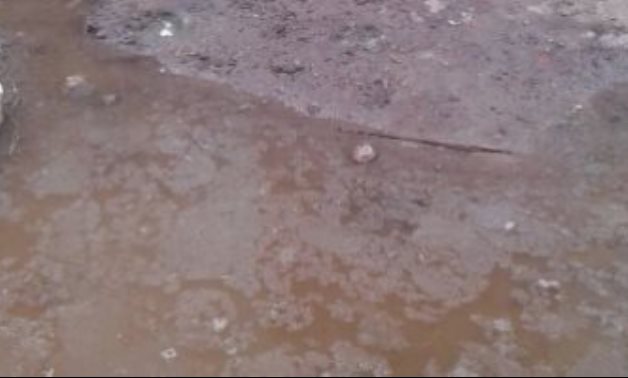 صور.. مياه الصرف تغرق شوارع قرية صفانية فى محافظة المنيا