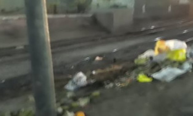 صور.. اضبط مخالفة.. انتشار القمامة بمزلقان محطة سكة الحديد بقنا
