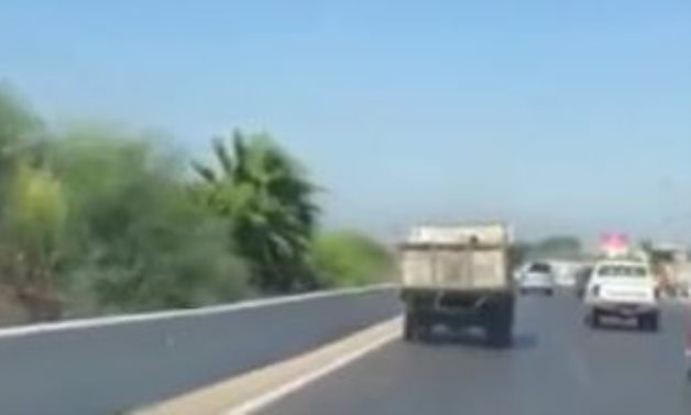 فيديو.. سيارة نقل يتطاير منها المخلفات على طريق القاهرة الإسكندرية الصحراوى