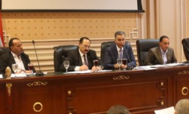 صور.. لجنة النقل بالبرلمان تناقش برنامج الحكومة بحضور هشام عرفات