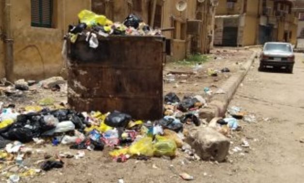 قارئ يشكو من تراكم القمامة ومخلفات البناء بشارع الكورنيش فى أسوان