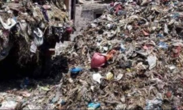 أكوام القمامة تحاصر شوارع وميادين القليوبية فى عيد الأضحى