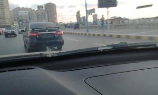 قارئ يرصد سيارة تسير بدون لوحات معدنية فى سيدى بشر بالإسكندرية