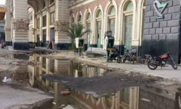 قارئ يشكو طفح مياه الصرف الصحى بمدخل محطة مصر فى الإسكندرية