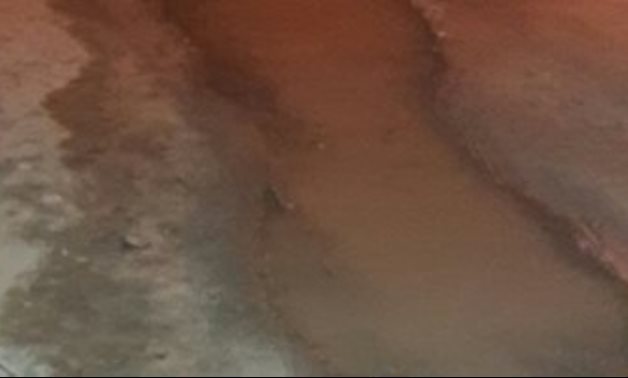 قارىء يشكو طفح مياه الصرف الصحى بشارع 107 فى رأس البر