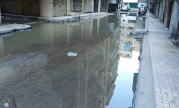 صور.. مياه الصرف الصحى تقتحم المنازل بشارع مسجد الطيار بالإسكندرية