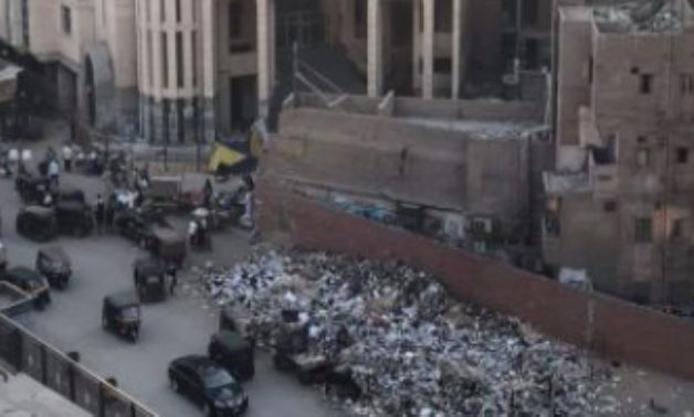 قارىء يرصد انتشار القمامة أمام مدخل محطة مترو عزبة النخل الغربية