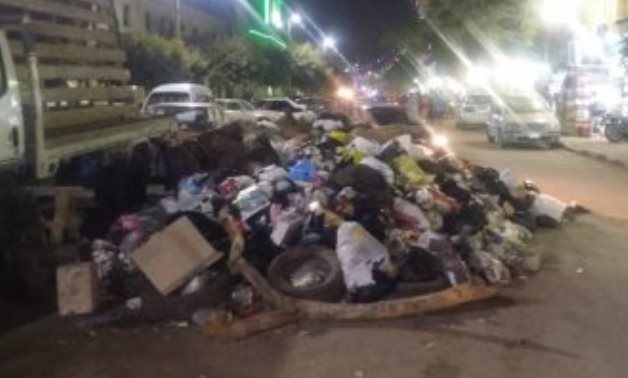 القمامة ومخالفات المقاهى تحاصر شارع البكباشى بحى المنتزة فى الإسكندرية
