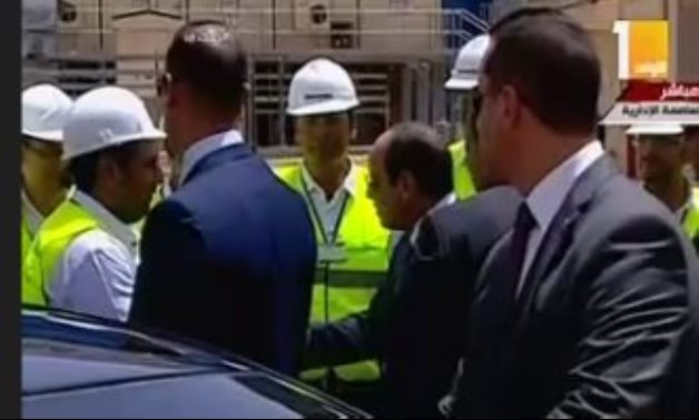 الرئيس السيسى يصافح عمال محطة كهرباء العاصمة الإدارية الجديدة