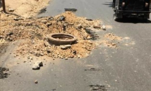 قارئ يشكو تكسير طريق قرية نوفر بكفر الزيات بعد رصفه بسبب البالوعات