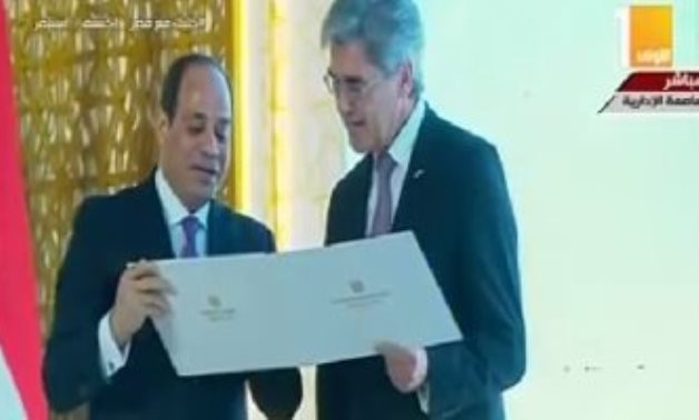 الرئيس السيسى يقدم شهادة تقدير للرئيس التنفيذى لشركة سيمنز