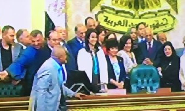 النواب يلتقطون صورة تذكارية مع على عبد العال عقب نهاية دور الانعقاد الثالث
