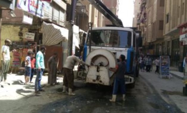 صور.. "صرف القاهرة": شفط المياه من شارع حشاد فى عزبة النخل