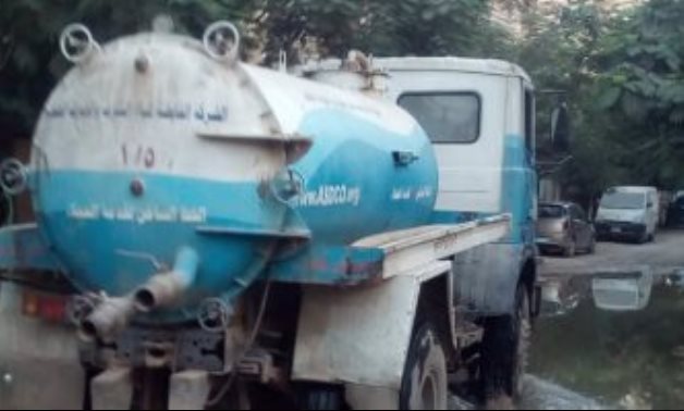 استجابة لصحافة المواطن.. الدفع بـ4 سيارات لسحب المياه بهضبة الأهرام