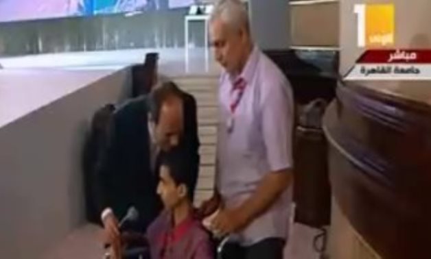 الرئيس السيسى يقبل رأس شاب مصرى من المتميزين تعليميا أثناء تكريمه