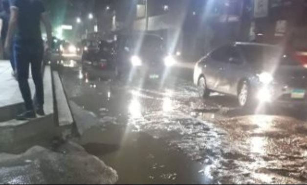 انفجار ماسورة مياه بشارع أبو سعدة بالخصوص.. والأهالى: "10 أيام والشارع غرقان"