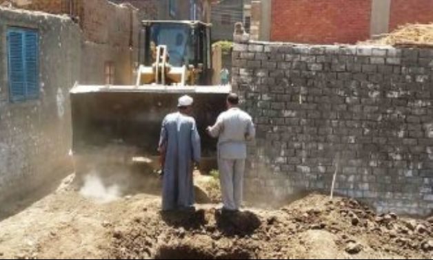 إزالة 11 حالة تعدى على الأراضى الزراعية بمدينة طهطا بسوهاج