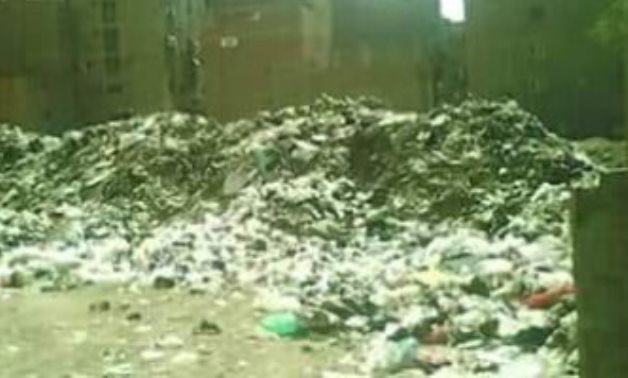 تلال القمامة تحاصر مدرسة ثروت عكاشة الرسمية بإدارة بولاق الدكرور