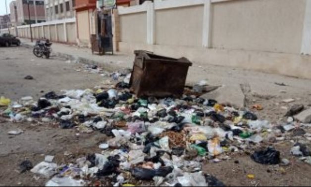 اضبط مخالفة.. القمامة تحاصر مدرستين فى حى الضواحى ببورسعيد