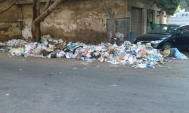 صور.. تراكم القمامة فى شارع حمد ياسين فى فيصل و أمام المدارس