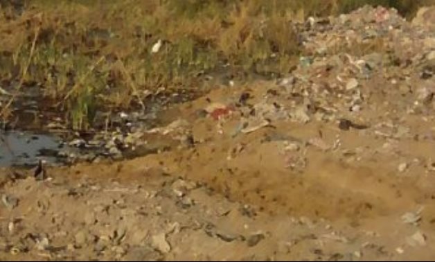 صور.. مياه الصرف و القمامة يهددان سكان منطقة السبع عمارات بالإسماعيلية