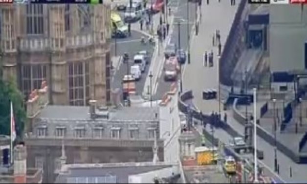 شرطة بريطانيا تغلق محطة مترو قرب البرلمان بعد اصطدام سيارة بحاجز أمنى